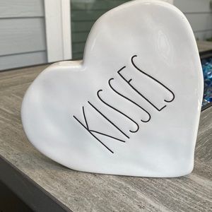 White kisses Rae dunn